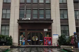 周口一小区疑因空调漏电致小孩死亡，街道办：家属索赔120万视频封面