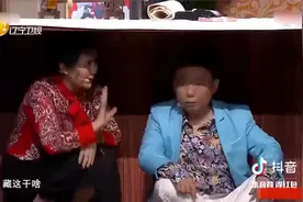 王小欠跟小米粒求婚，双膝跪地，结果桌子下边把双眼睛瞅他