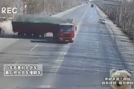 白车恶意别大货车，最后把大货车撞翻车视频封面
