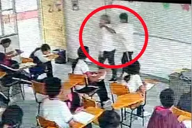 监拍：墨西哥一学生疑遭老师用歧视性语言 当同学面持刀刺老师！视频封面