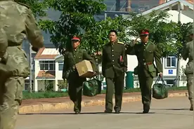 士兵突击：许三多进入老A，敬礼敬到手软，军人职业化部队含金量