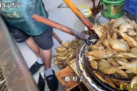 济宁大哥卖炖鱼，200斤鲫鱼先炸后煮，开店120年从不去鱼鳞，真香