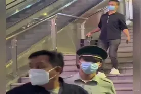 退伍季女友接站名场面，女友手捧着鲜花迎接兵哥哥回家。视频封面