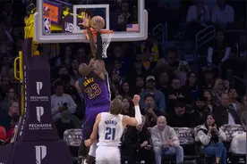 NBA精彩时刻：这老詹老吗？这老詹可太棒了！詹姆斯暴力隔扣视频封面