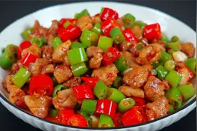 鸡丁想要好吃一定不要焯水，急火快炒一锅成菜，四川小煎鸡的做法