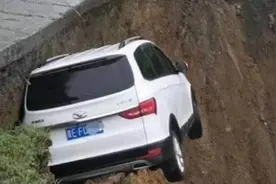 女司机尿急下车小解，没走几步听到巨响，回头一看懵了：车呢？视频封面