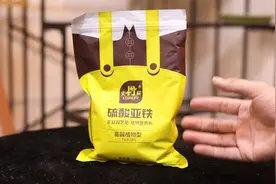 家庭养花长期浇自来水土壤变碱怎么办？园艺师教你，使用硫酸亚铁