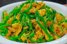 80岁老厨师教我的青椒炒鸡蛋新做法，味道还真的不一般，太香了