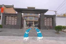 从大门口直冲冲到路上，中间要挡一下就更好了