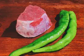 牛肉加青椒这样做，我家隔2天就吃一次，太香了，米饭都不够吃