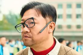 贾冰：什么档次 敢砸我的眼镜子