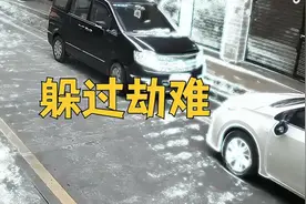 男子反应太迅速了，成功躲过一劫