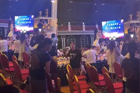 美女老师站台下给孩子们领舞，身穿白色短裙气质拉满，颜值超惊艳视频封面