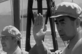 1957年人民海军首次海上阅兵，周恩来代表毛主席检阅海军部队
