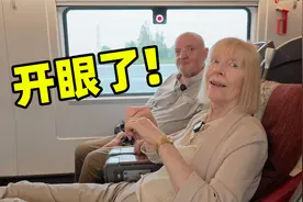 偷偷给英国爸妈买了中国高铁商务座，太高级了，爸妈不敢相信！视频封面