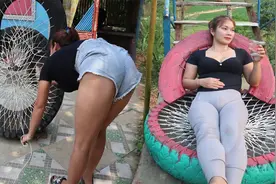 全能村花聪慧能干，5块买来个报废轮胎，独自改造成舒适躺椅