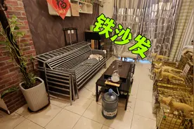 我寻思一只猫拆家能有多厉害，直到我看到了他家沙发！