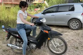 23思思紧身牛仔裤白色高跟鞋踩发弯梁摩托车+电启动+轰油门第三集视频封面