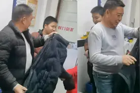 9岁孙女攒零花钱给爷爷买衣服庆生，爷爷打电话给亲戚朋友炫耀视频封面