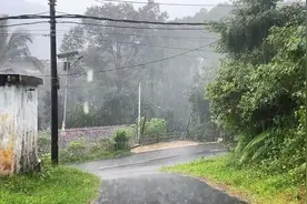 印度尼西亚村庄的暴雨——印度尼西亚村庄寒冷潮湿的雨季视频封面