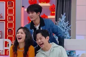 秦霄贤、哈妮克孜还原《点燃我温暖你》名场面，浪漫相拥太甜了视频封面