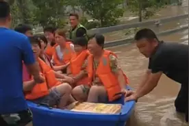 对话涿州救援亲历者：救了上百人，水深两米有下降势头视频封面