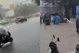 北京降下瓢泼大雨:雾气朦胧车辆涉水前行 雨点拍窗市民蹚水过马路