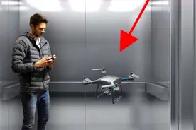 无人机悬浮在电梯中，电梯运动时，它会跟随运动还是留在原地？