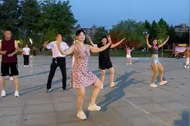 牛仔短裤美女跳的真好，黄梅戏广场舞《女驸马》！