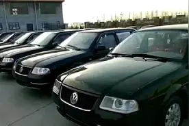 桑塔纳库存车“堆积成山”，工作人员有苦难言：1.4万直接开走视频封面