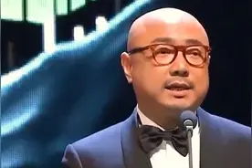 台湾金马奖导演发表不当言论，场面陷入混乱，大陆演员当场反击！