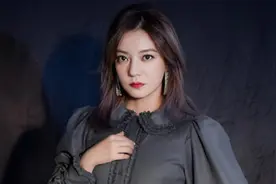 48岁赵薇官宣离婚，曝黄有龙为争女儿抚养权，愿意净身出户视频封面