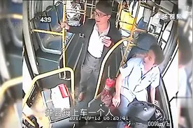 男子搭乘公交，帮人买票上一个人给100，结果让人暖心视频封面