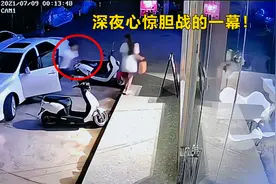 女子深夜回家，被一名男子强行拖拽上车，路人传递正能量！视频封面