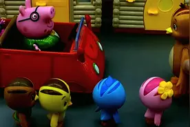 乔治一家游乐场欢乐行，美佳妈妈也加入，孩子们跃跃欲试视频封面