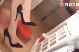 黑色红底尖头漆皮细高跟，经典无可挑剔，穿出你的魅力与自信