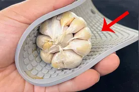 今天才知道，剥大蒜不用手扒，轻轻一搓，蒜皮自动脱落，方法真棒视频封面