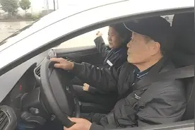 开车驾驶证年龄新调整，多少岁不能开车？快来看看你还能开几年