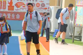 小学生身高180引人注目，气势汹汹神似教导主任，下秒太可爱视频封面