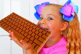 戴安娜乐园：萌娃啃起巧克力键盘来了，你猜这味道好吃吗？