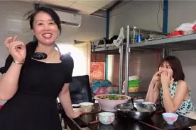 农民工的聚餐，6人一盆火锅鱼再配两箱冰啤酒，挤在宿舍里吃嗨了