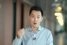 因贫穷两个弟弟被送人，大哥苦寻多年没放弃，如今找到他痛哭流涕视频封面