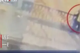 情侣天桥栏杆边花式拥吻，太投入结果下一秒双双坠落殒命视频封面