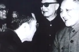陈景润证明命题1+2，受到邓小平同志接见，并与他亲切握手