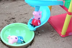 玩具车总动员：给小猪佩奇建游乐场滑水的小故事！视频封面