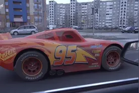 闪电麦昆原型到底是什么车？道奇蝰蛇还是科尔维特C6？