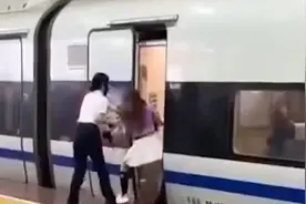 “伸腿阻拦高铁关门”女子被行拘 央视曝光全程画面还原事件经过视频封面