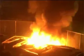 暴力攻击事件频发 特斯拉车主战战兢兢：怕车被砸 不理解为何烧车视频封面