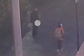 6旬大爷当街裸露下体，女孩被吓得绕道，警方：行政拘留十日视频封面