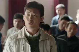 好兄弟背黑锅，小伙忍无可忍冲出来，当众承认错误视频封面